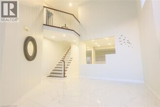 235 Pineland Ct in Waterloo, ON - Building Photo - Building Photo