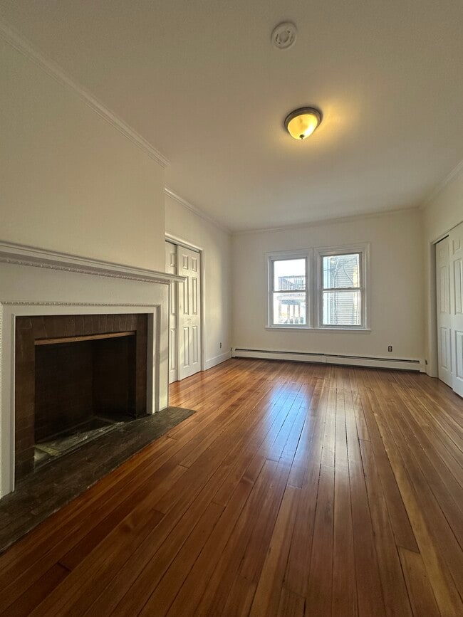 114 Norwood Ave, Unit 1 in Cranston, RI - Foto de edificio - Building Photo