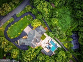 860 Nicholas Run Dr in Great Falls, VA - Building Photo