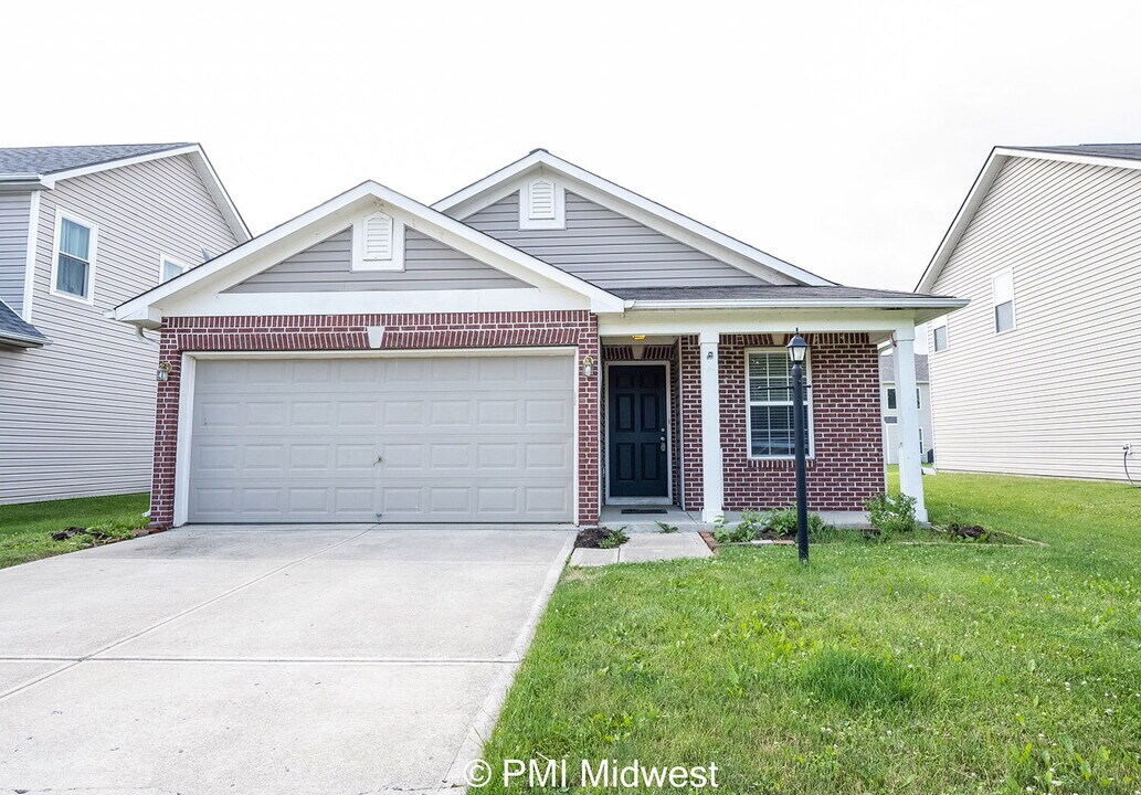 19496 Prairie Crossing Dr in Noblesville, IN - Building Photo
