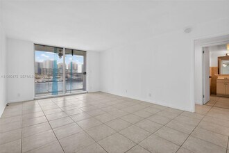 100 Golden Isles Dr in Hallandale Beach, FL - Foto de edificio - Building Photo