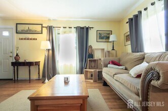 7 Walnut St in Edison, NJ - Building Photo - Building Photo
