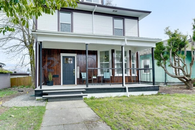 property at 907 S Ainsworth Ave