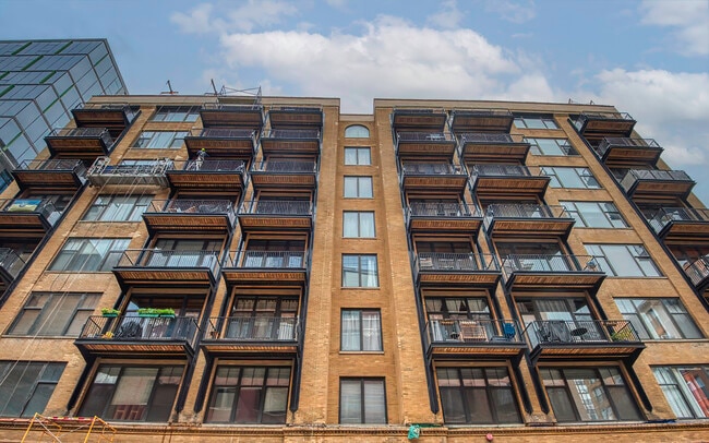 property at 625 W Jackson Blvd