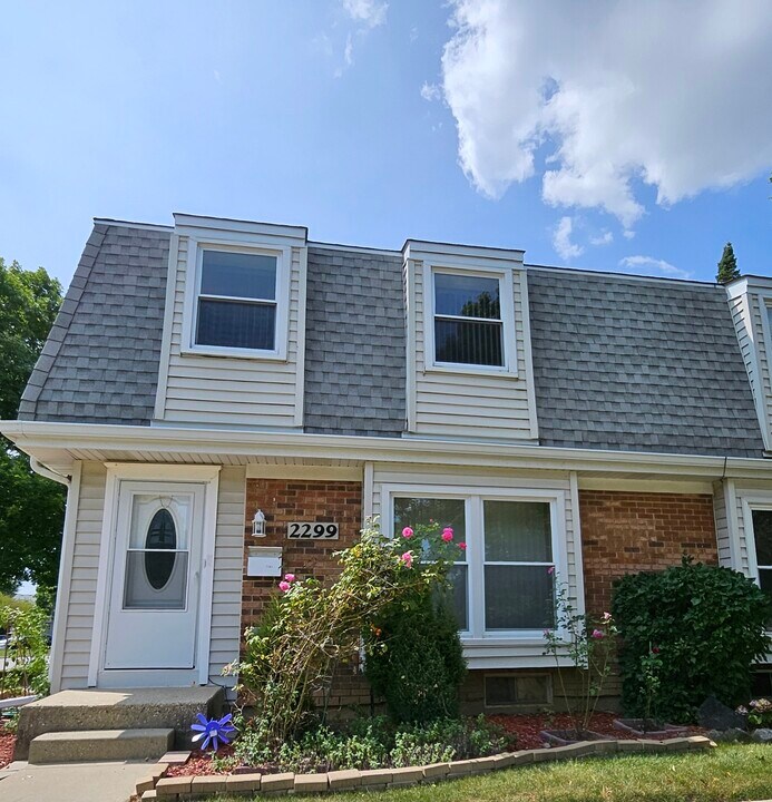 2299 Liberty Ct in Schaumburg, IL - Building Photo