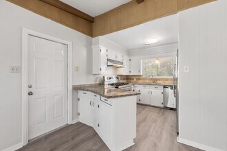 AUGUST PRE-LEASE Centrally Located Updated in Bryan, TX - Building Photo - Building Photo