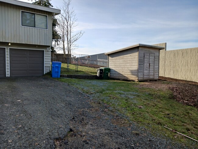 127 NE 164th St, Unit upper in Shoreline, WA - Building Photo - Building Photo