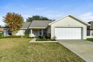 4461 Abaco Dr in Tavares, FL - Building Photo