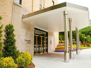 Dorchester House in Washington, DC - Foto de edificio - Building Photo