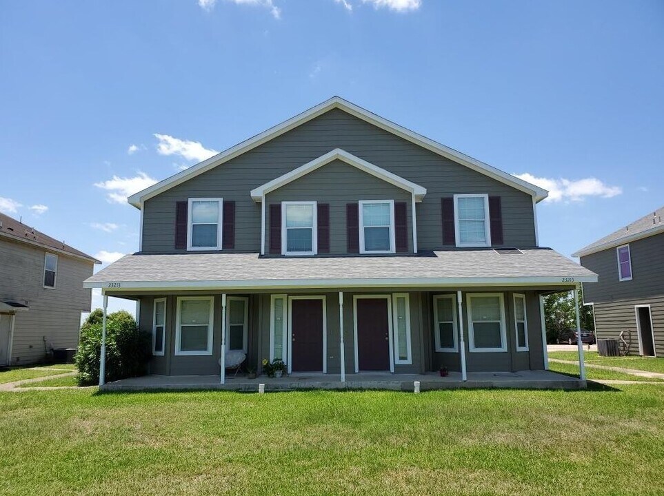 23283 High Point St, Unit D in Prairie View, TX - Building Photo