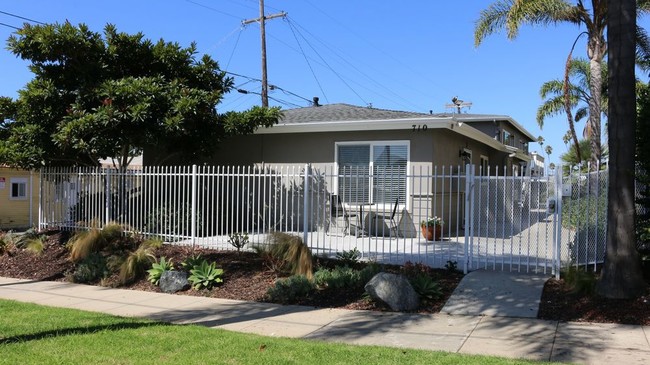 Topeka Apartments in Oceanside, CA - Foto de edificio - Building Photo