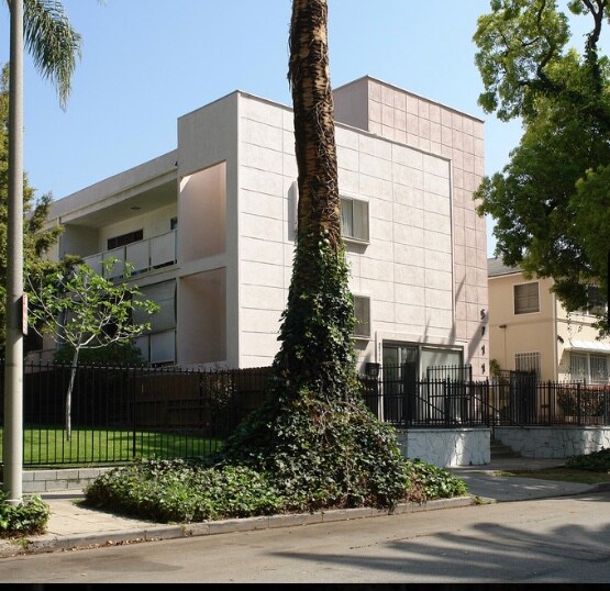 5711 Carlton Way in Los Angeles, CA - Building Photo