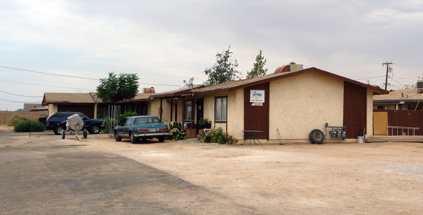 12982 Mohawk Rd in Apple Valley, CA - Foto de edificio
