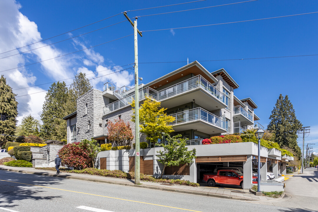 1140 25th St in West Vancouver, BC - Building Photo