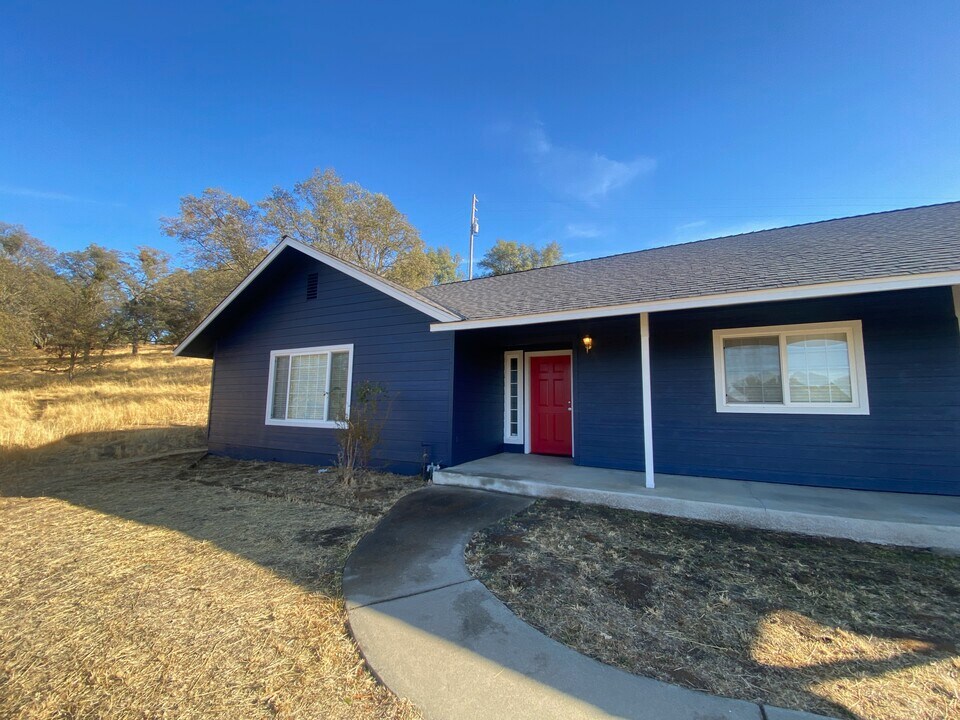 2065 Arrowhead St in Copperopolis, CA - Foto de edificio
