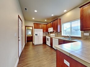 1115 SE Rollins Ave in McMinnville, OR - Foto de edificio - Building Photo