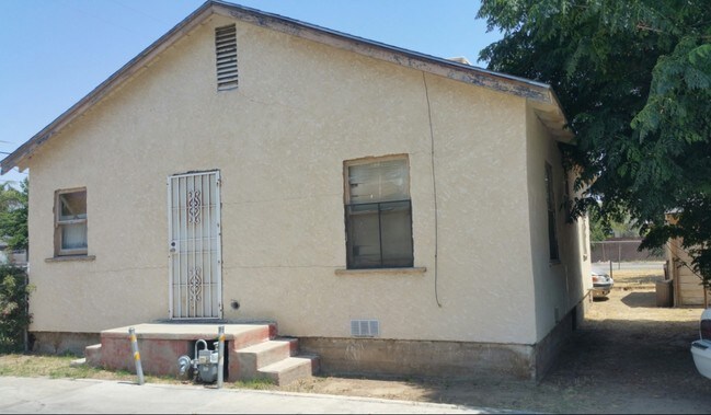 2131 Kentucky St in Bakersfield, CA - Building Photo - Building Photo