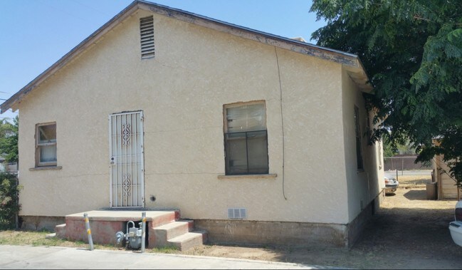 2131 Kentucky St in Bakersfield, CA - Foto de edificio - Building Photo