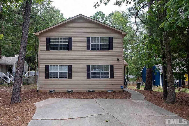 137 Forsyth Dr in Chapel Hill, NC - Building Photo - Building Photo