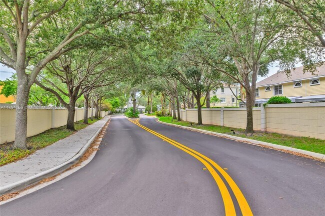 1157 NW 18th Ave in Boca Raton, FL - Foto de edificio - Building Photo