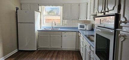 102 Boyd Dr in Flat Rock, NC - Building Photo - Building Photo