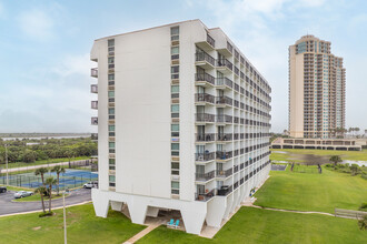 Islander East Condominiums in Galveston, TX - Building Photo - Building Photo