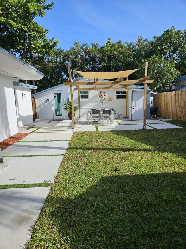 11020 NE 4th Ave, Unit 2 in Miami, FL - Foto de edificio - Building Photo