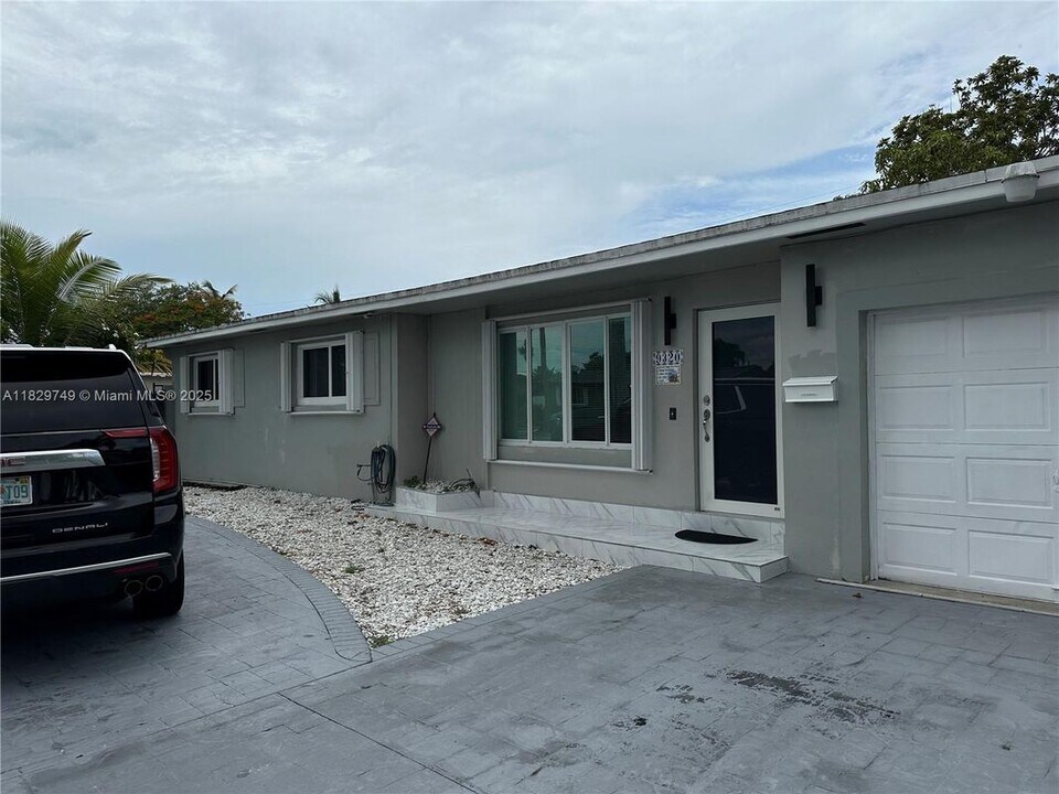 9320 SW 46th Terrace in Miami, FL - Foto de edificio