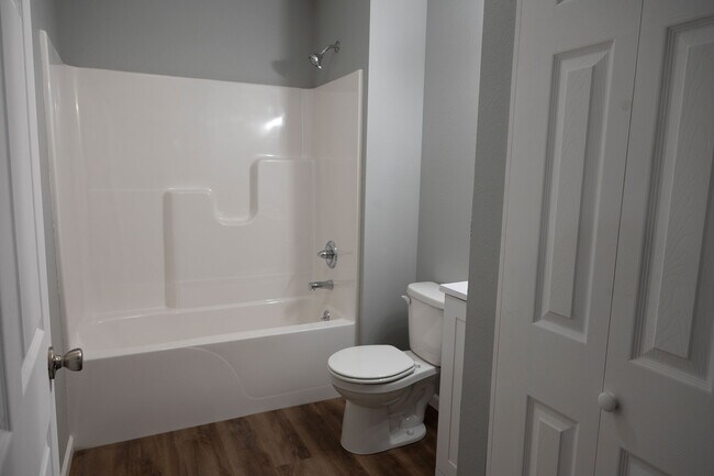 809 N Main St in Flora, IL - Building Photo - Building Photo