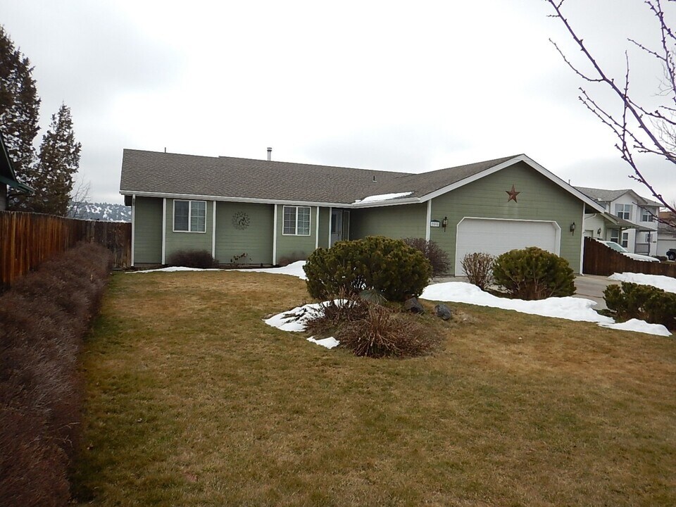 2598 NE Yellowpine Rd in Prineville, OR - Building Photo