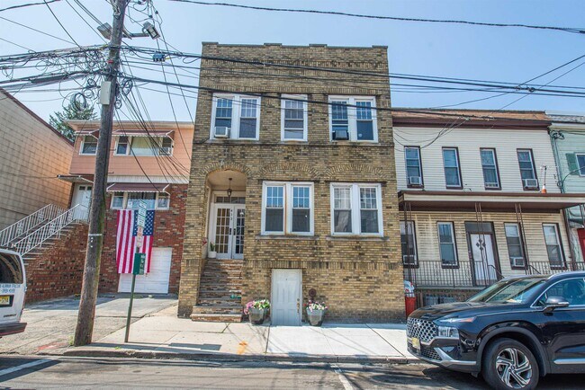 413 24th St in Union City, NJ - Building Photo - Building Photo