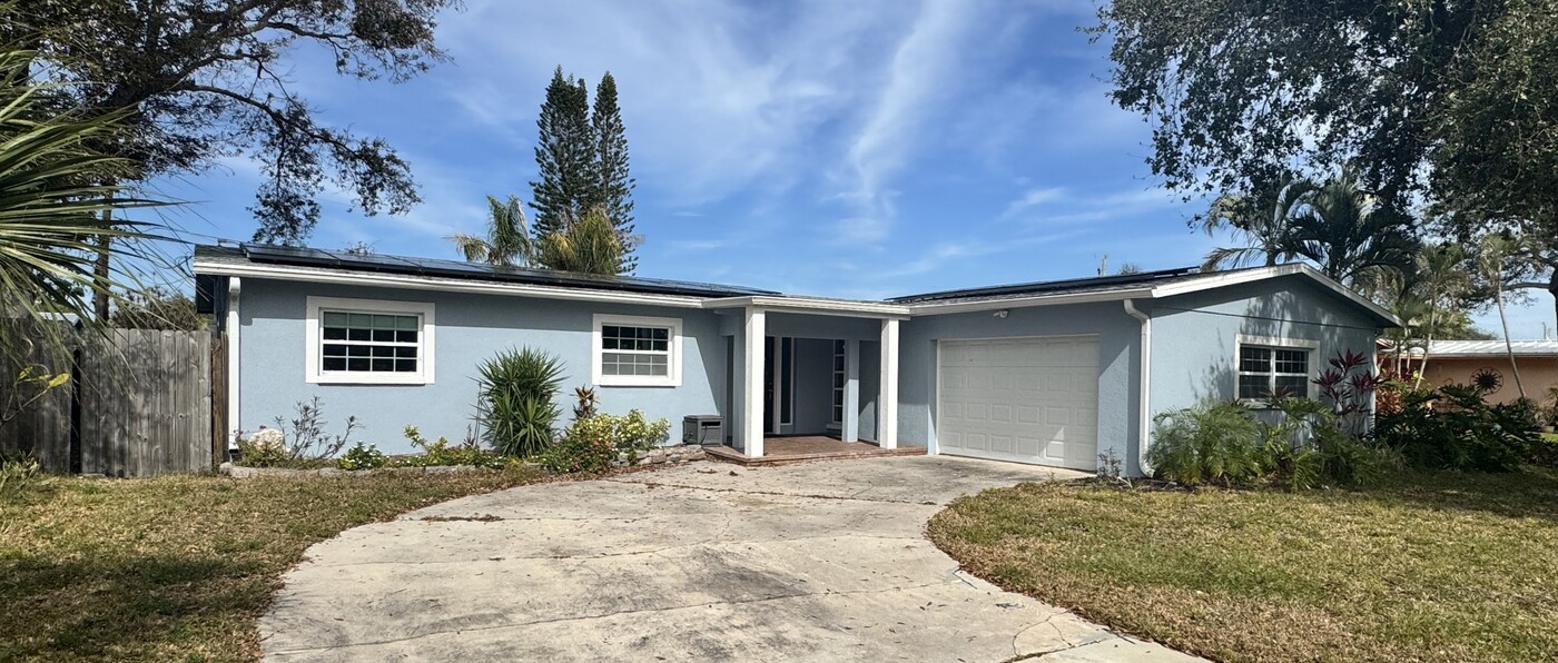 150 Catalina Isle Dr in Merritt Island, FL - Building Photo