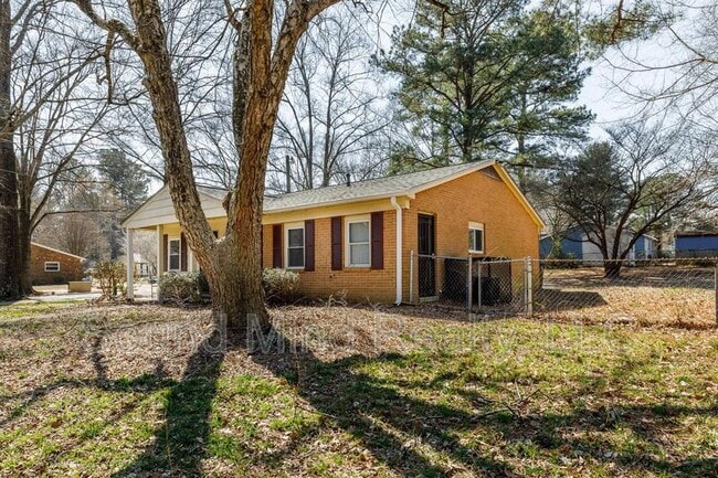 2624 Sanderford Rd in Raleigh, NC - Building Photo - Building Photo