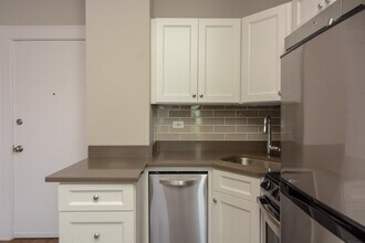 817 W Lakeside Pl in Chicago, IL - Building Photo - Building Photo