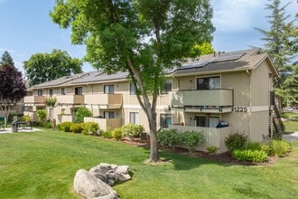 Dry Creek in Paso Robles, CA - Foto de edificio - Building Photo