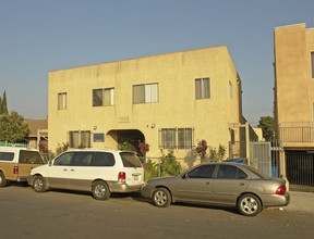 1220 N Beachwood Dr in Los Angeles, CA - Building Photo - Building Photo