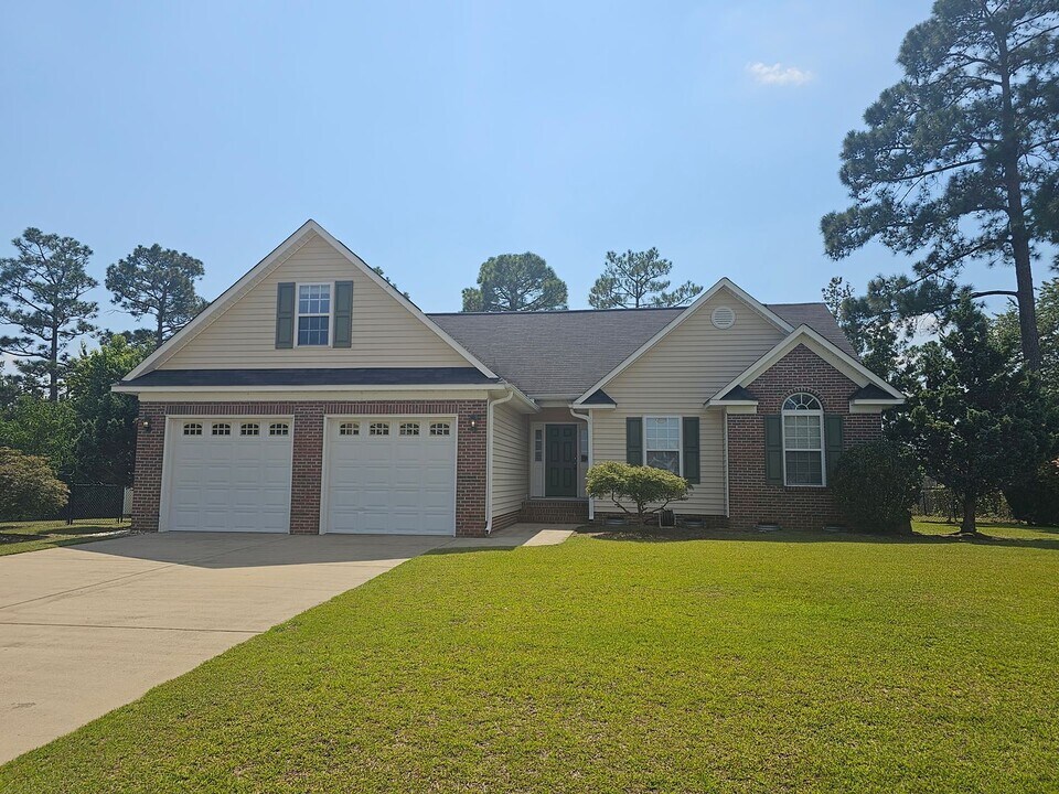 426 Wood Valley Ln in Raeford, NC - Building Photo