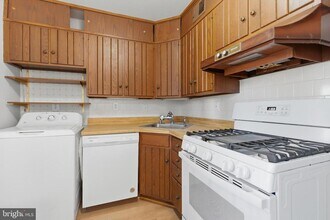 1813 Olmstead Dr in Falls Church, VA - Building Photo - Building Photo