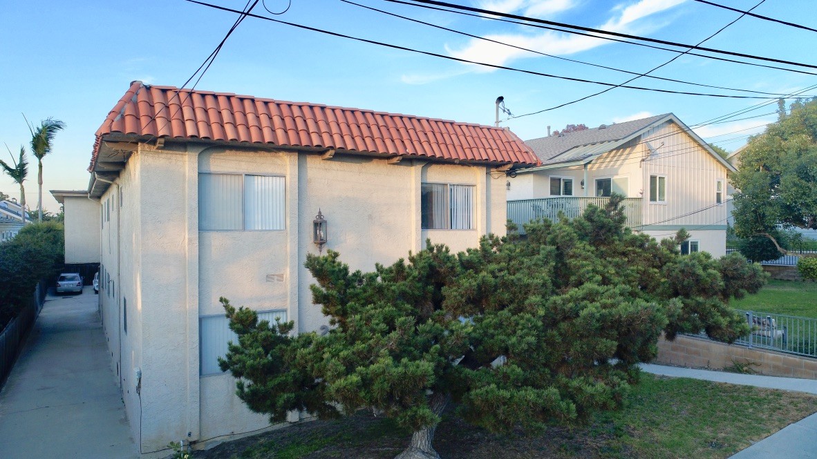 2321 Pullman Ln in Redondo Beach, CA - Building Photo