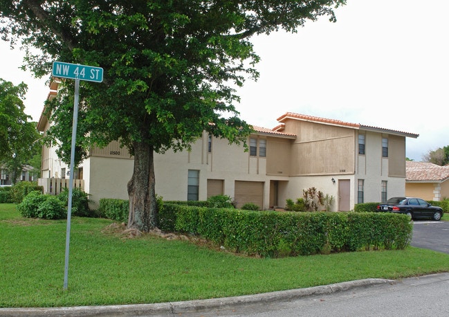 11500-11508 NW 44th St in Coral Springs, FL - Foto de edificio - Building Photo
