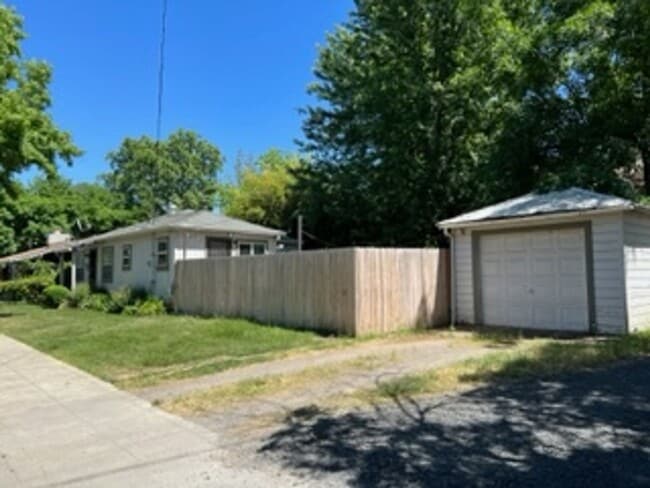 421 W 6th Ave in Chico, CA - Building Photo - Building Photo