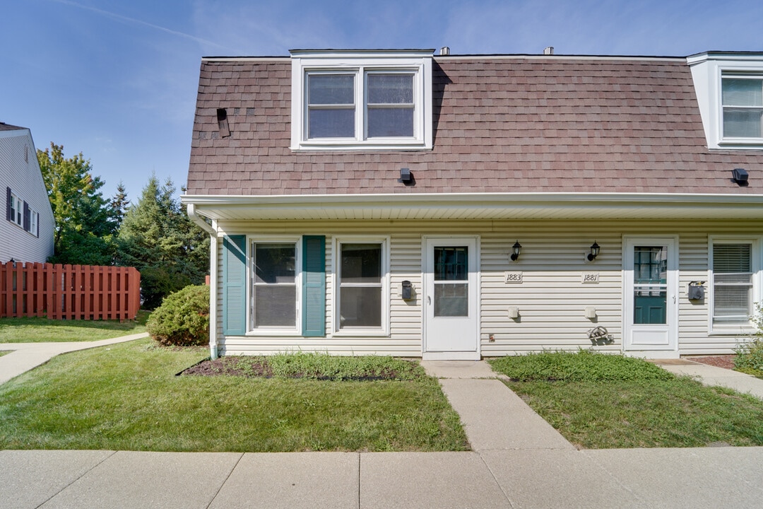 1883 Jamestown Cir in Hoffman Estates, IL - Building Photo