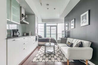 120 Bremner Blvd in Toronto, ON - Building Photo - Building Photo