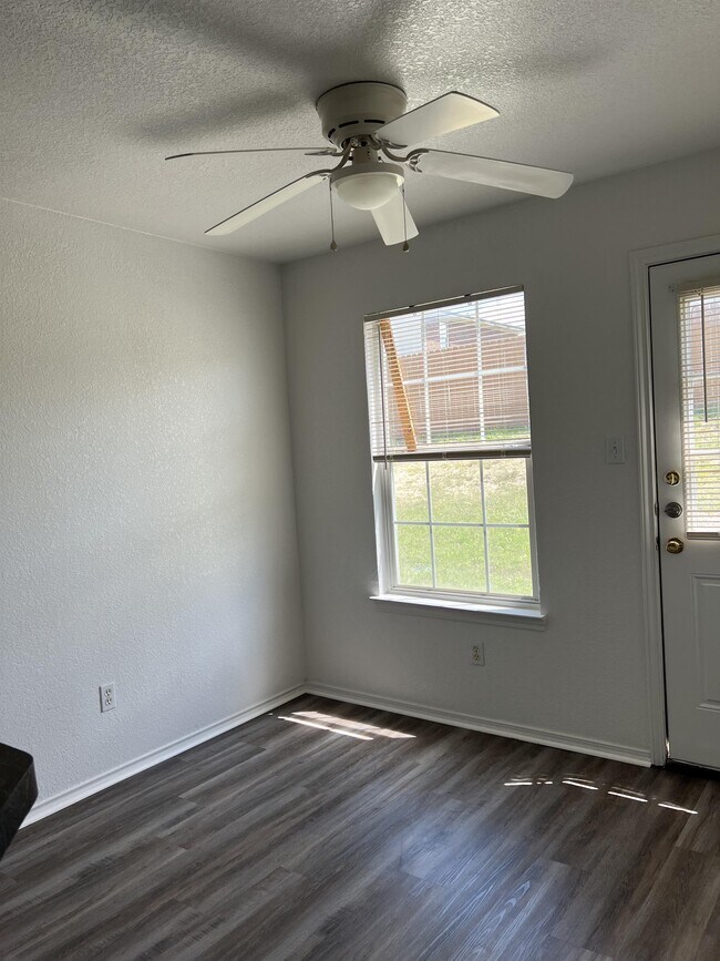 3402 Zephyr Rd, Unit D in Killeen, TX - Foto de edificio - Building Photo