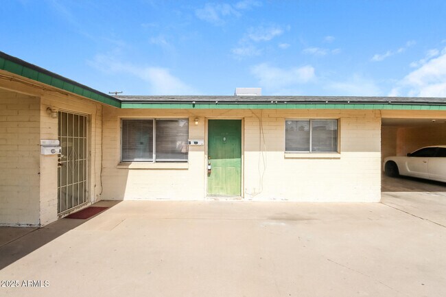 property at 826 E 4th Pl