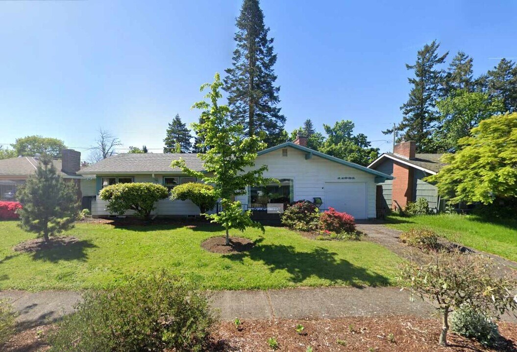 11934 NE Knott St in Portland, OR - Building Photo