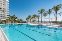 611 Ocean Dr in Key Biscayne, FL - Foto de edificio - Building Photo