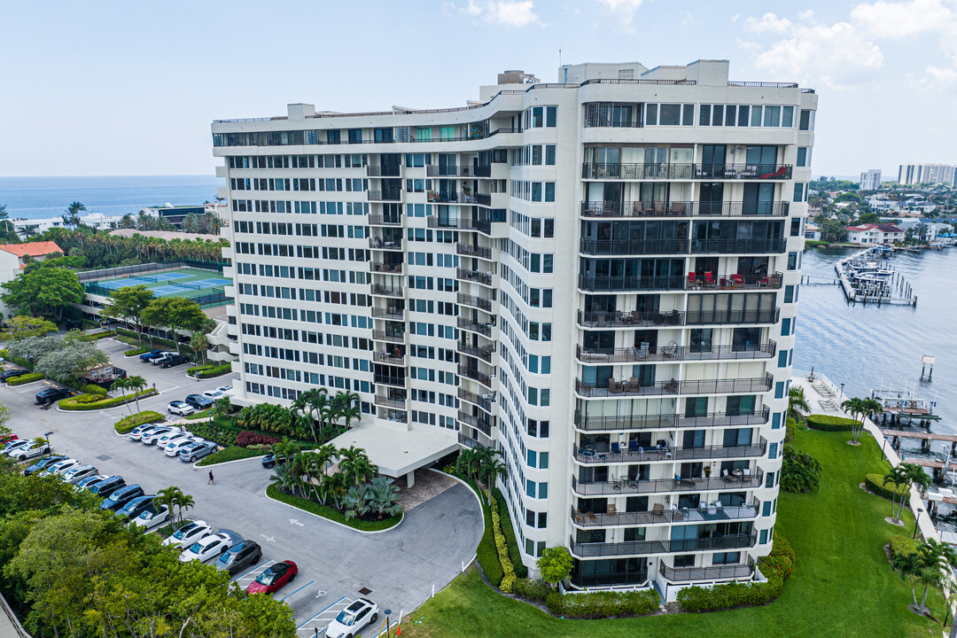 Regency Highland in Highland Beach, FL - Foto de edificio