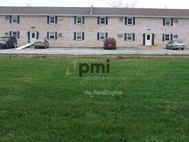 465 E Main St in Warrensburg, IL - Building Photo