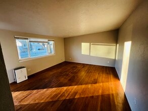 5760 S 2700 W, Unit 5760 in Roy, UT - Foto de edificio - Building Photo